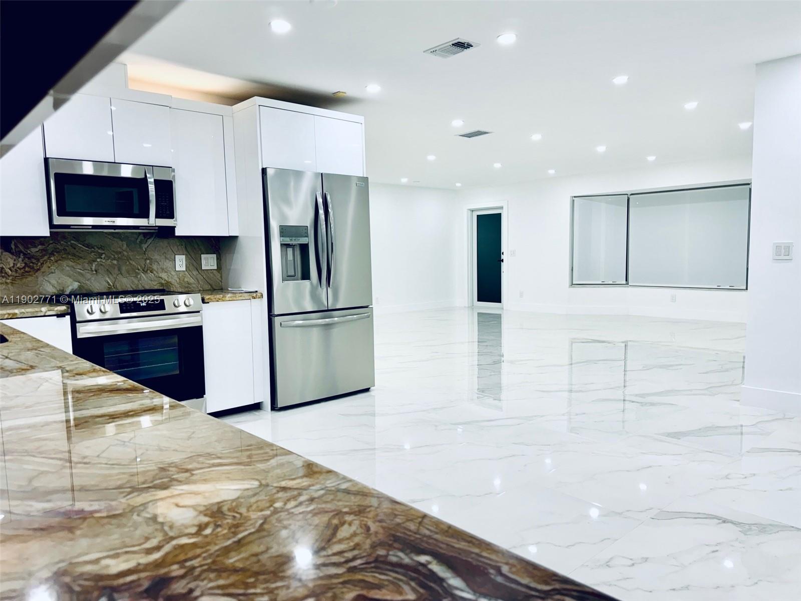 HOLLYWOOD HILLS - Residential Lease