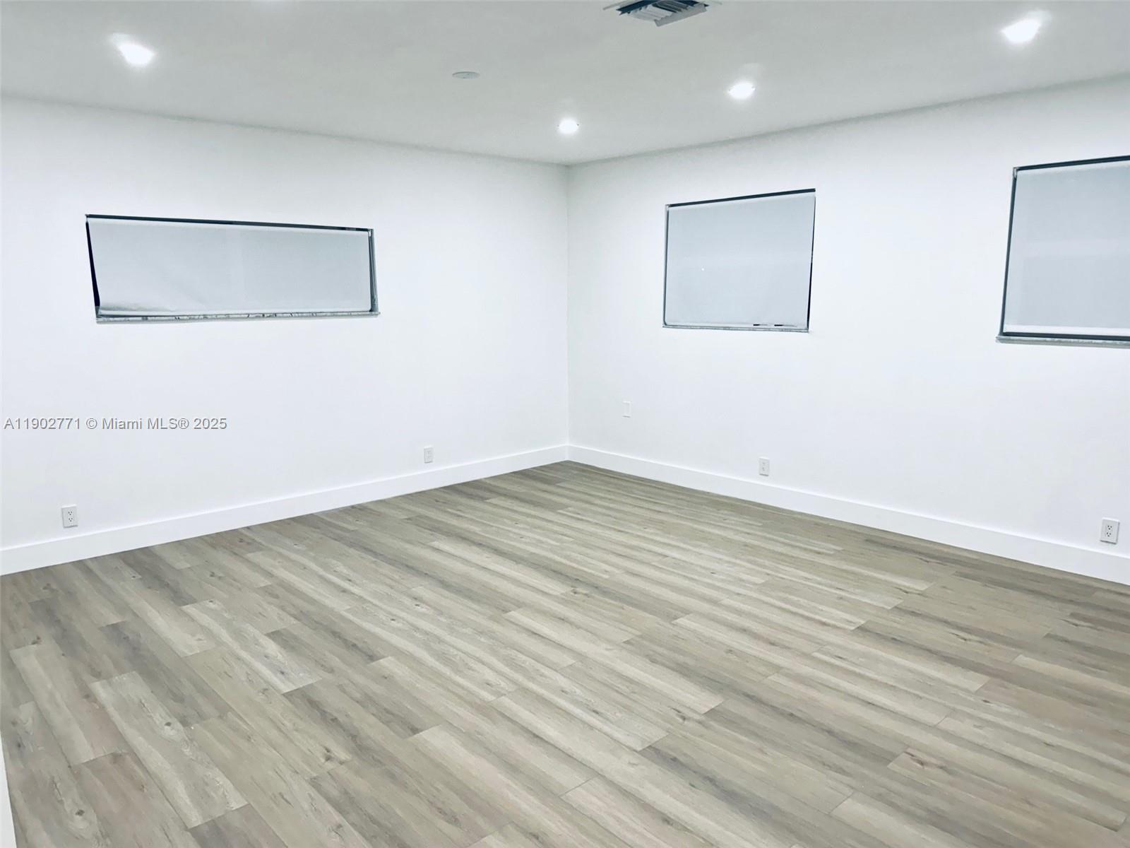 HOLLYWOOD HILLS - Residential Lease