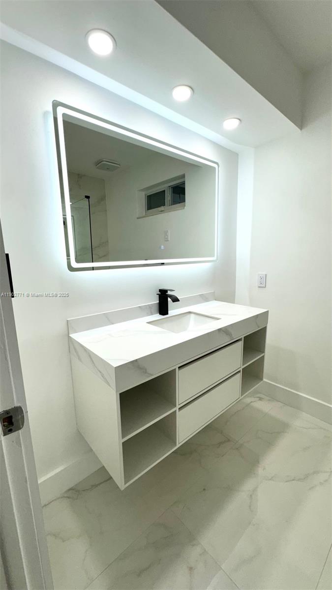 HOLLYWOOD HILLS - Residential Lease