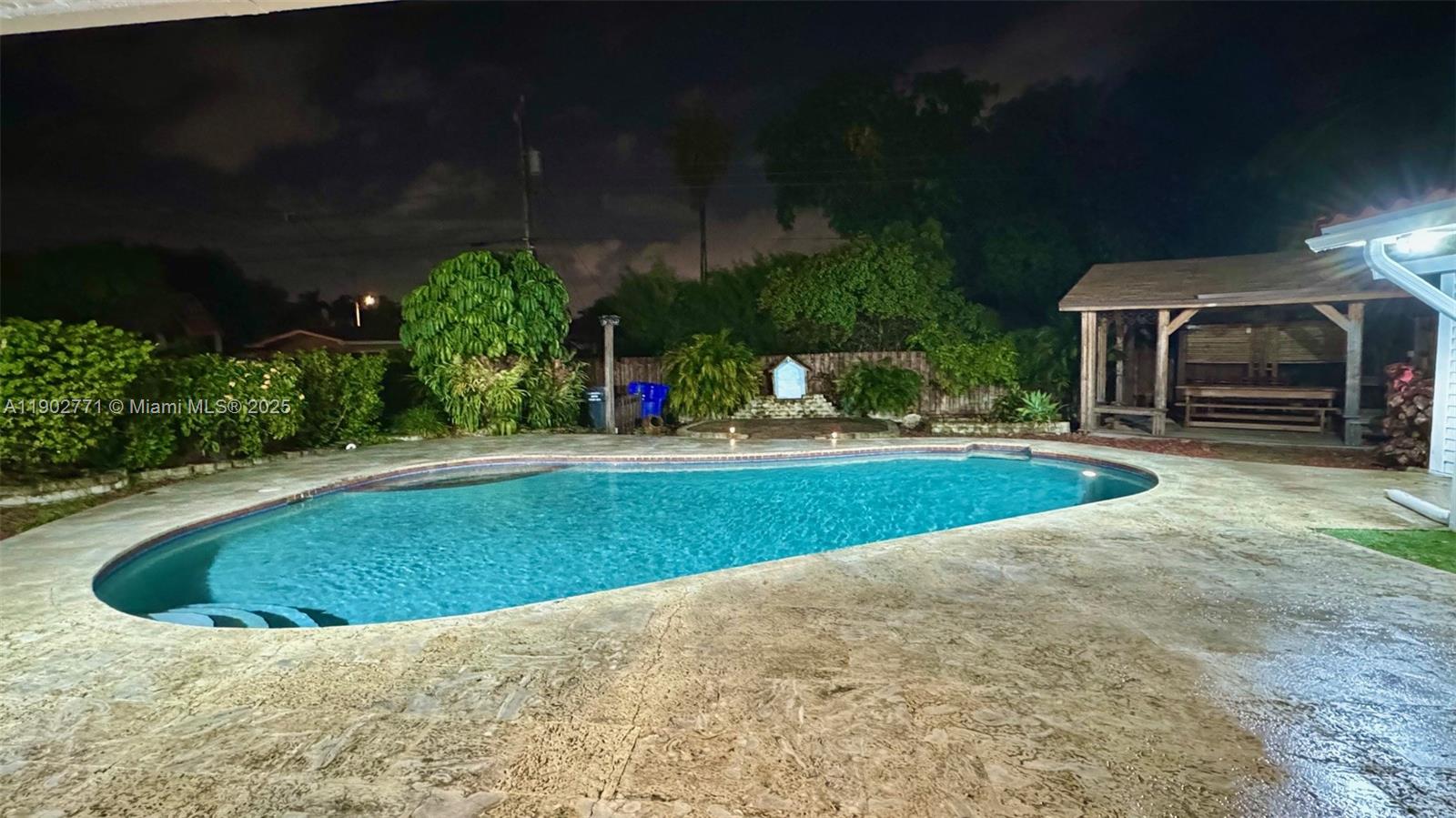 HOLLYWOOD HILLS - Residential Lease