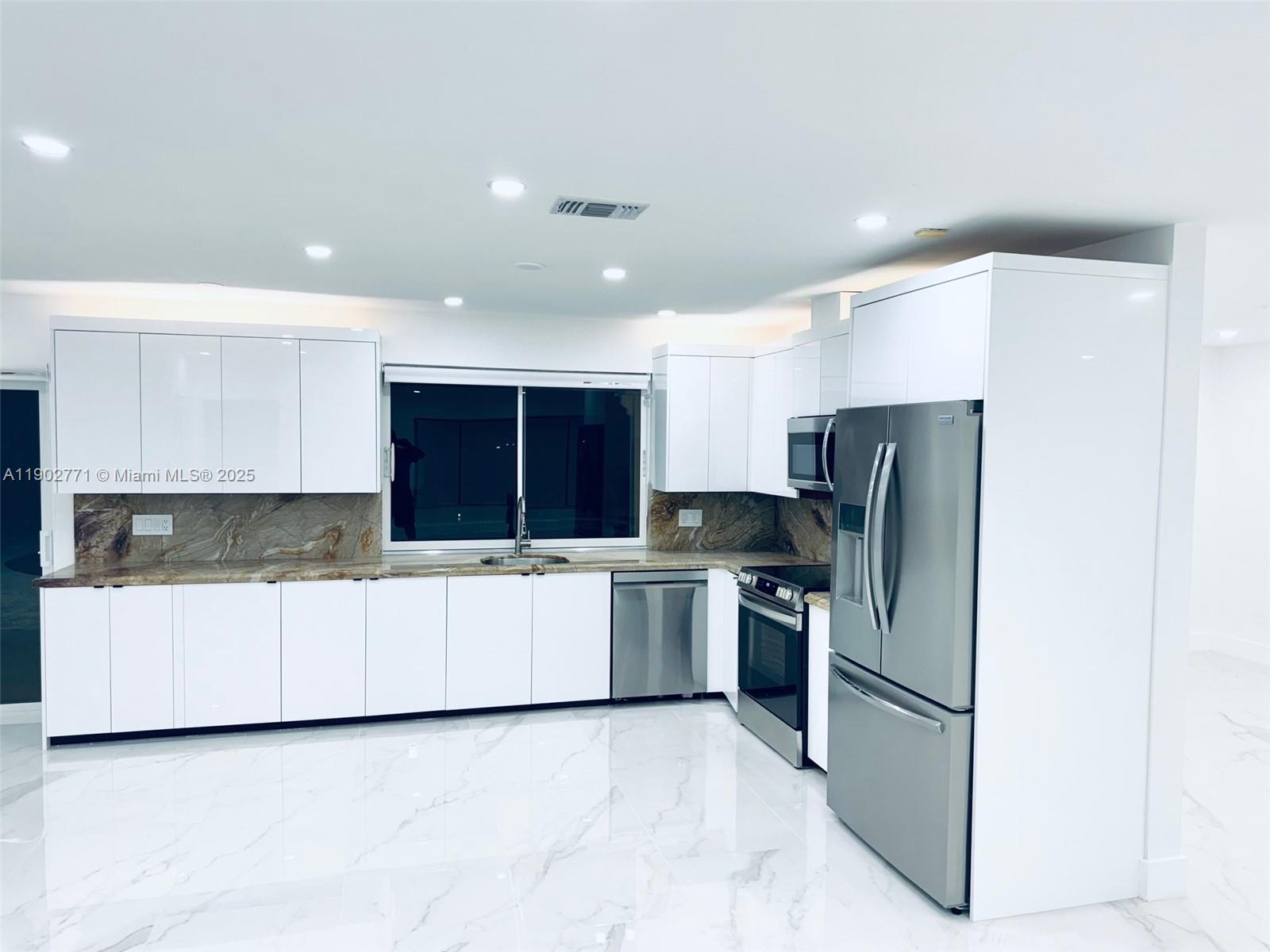 HOLLYWOOD HILLS - Residential Lease