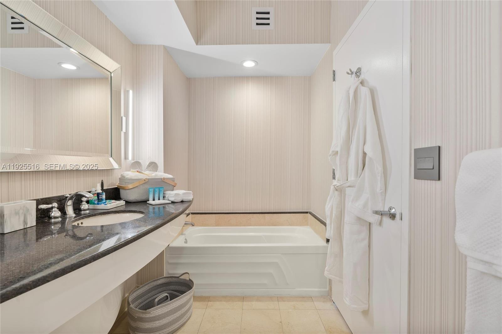 TRUMP INTERNATIONAL SONES - Residential