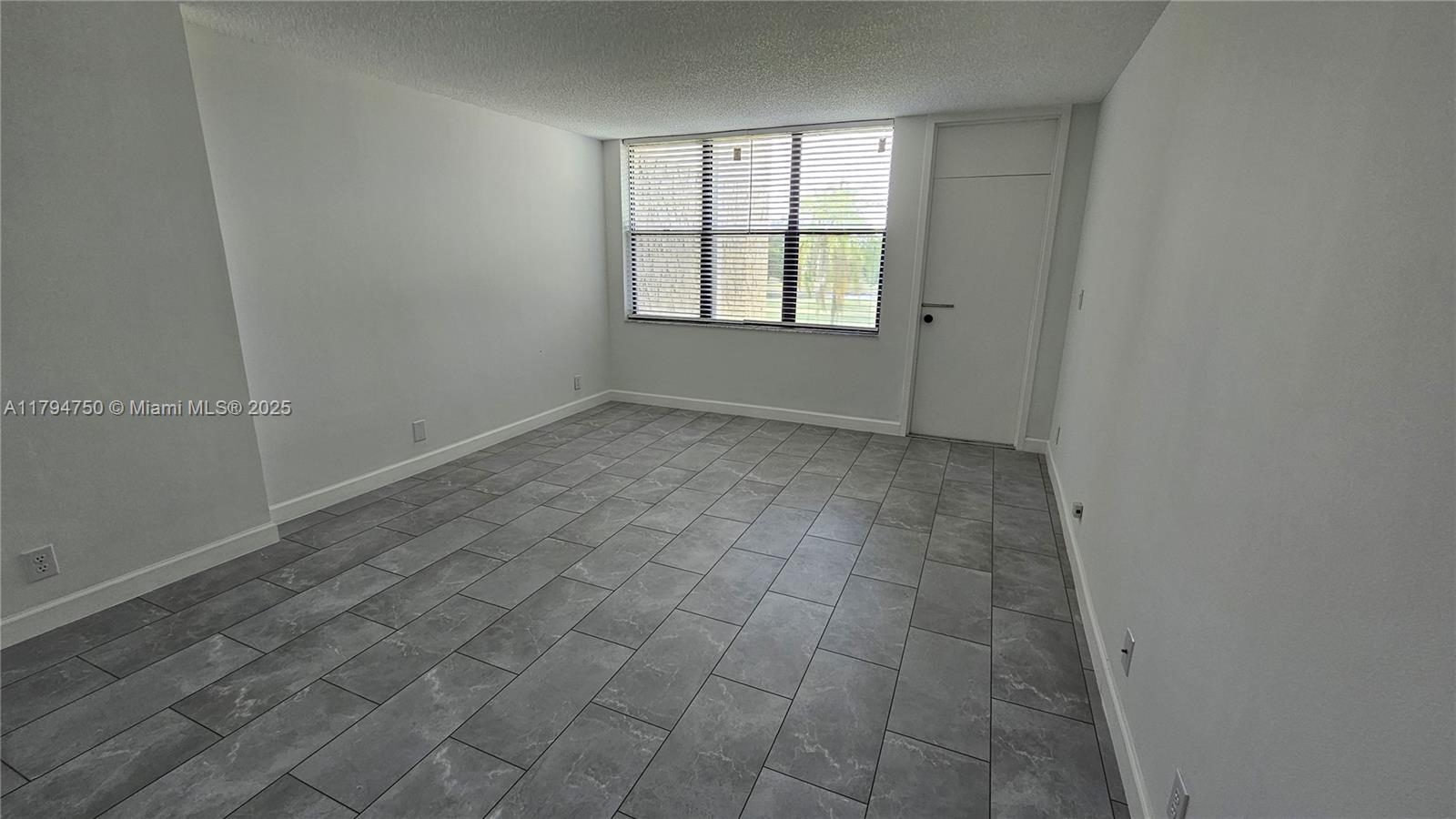 COUNTRY CLUB APTS AT - Residential