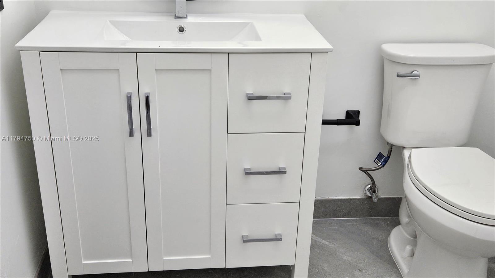 COUNTRY CLUB APTS AT - Residential