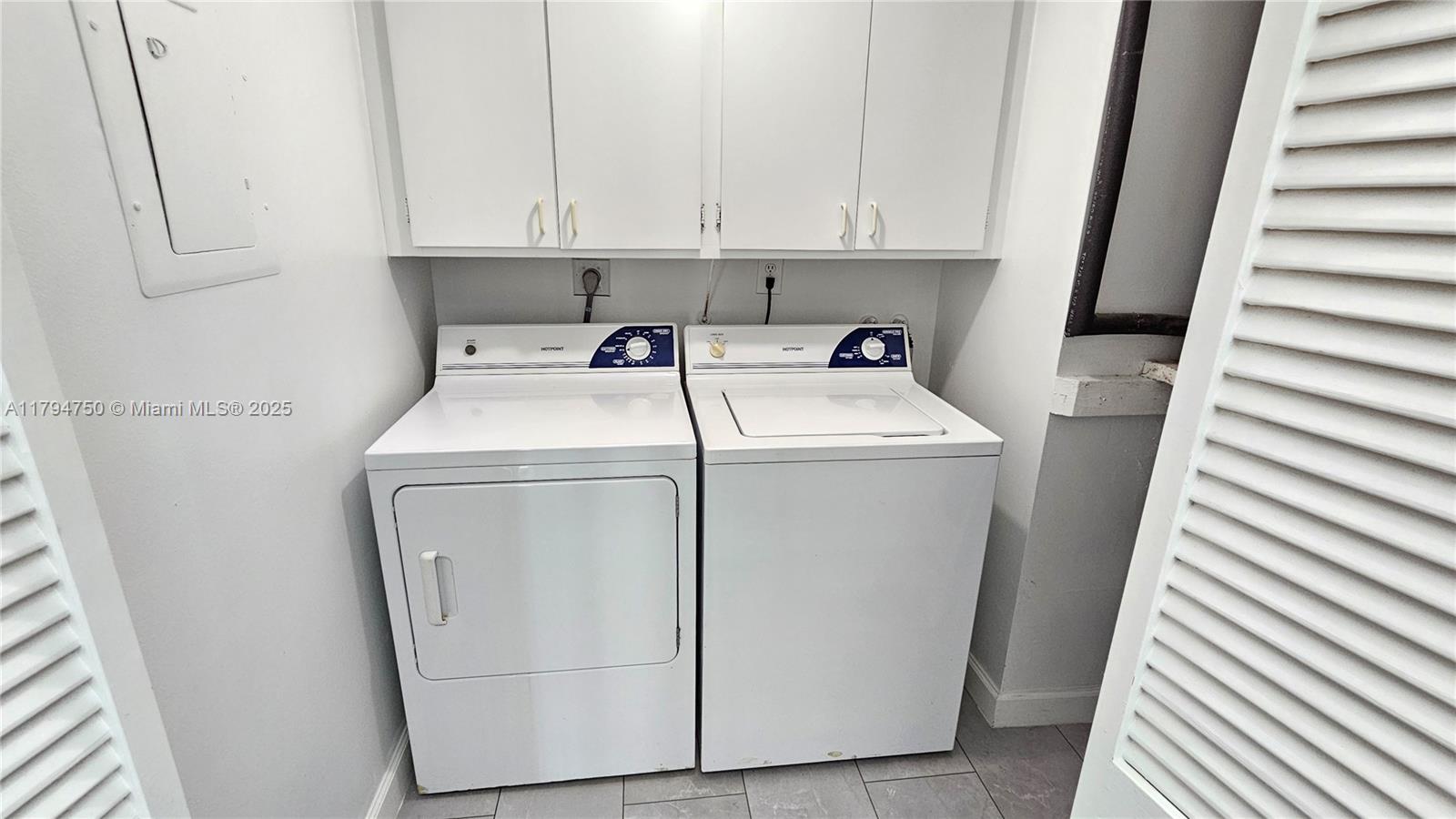 COUNTRY CLUB APTS AT - Residential