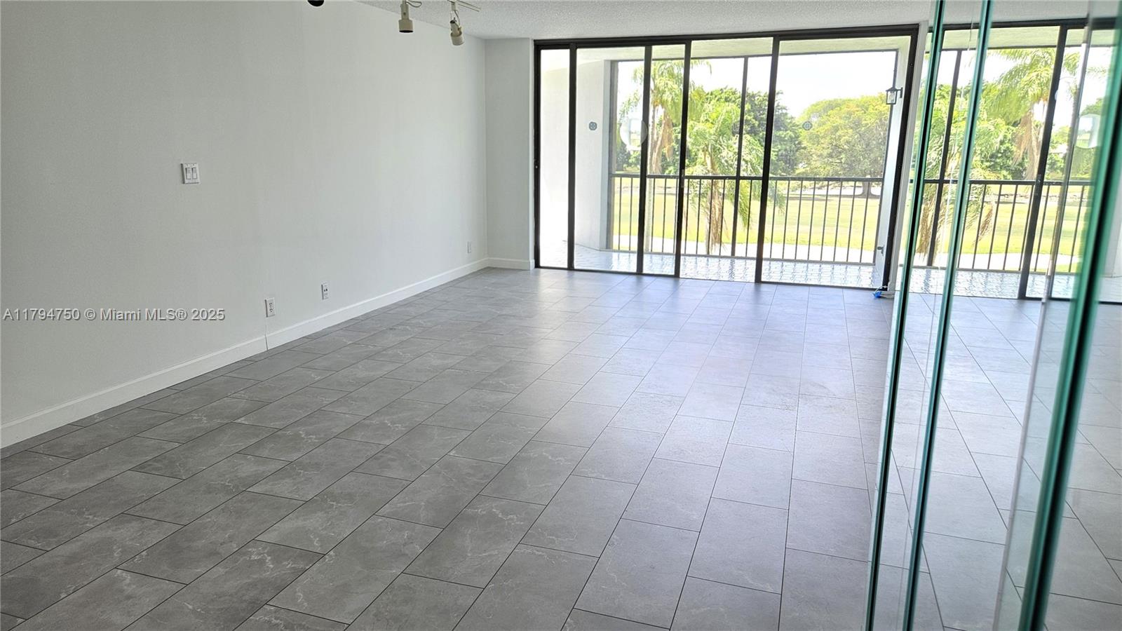 COUNTRY CLUB APTS AT - Residential