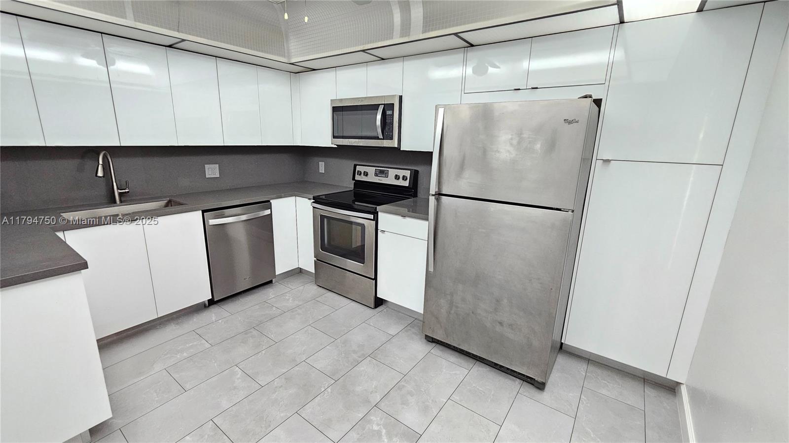 COUNTRY CLUB APTS AT - Residential