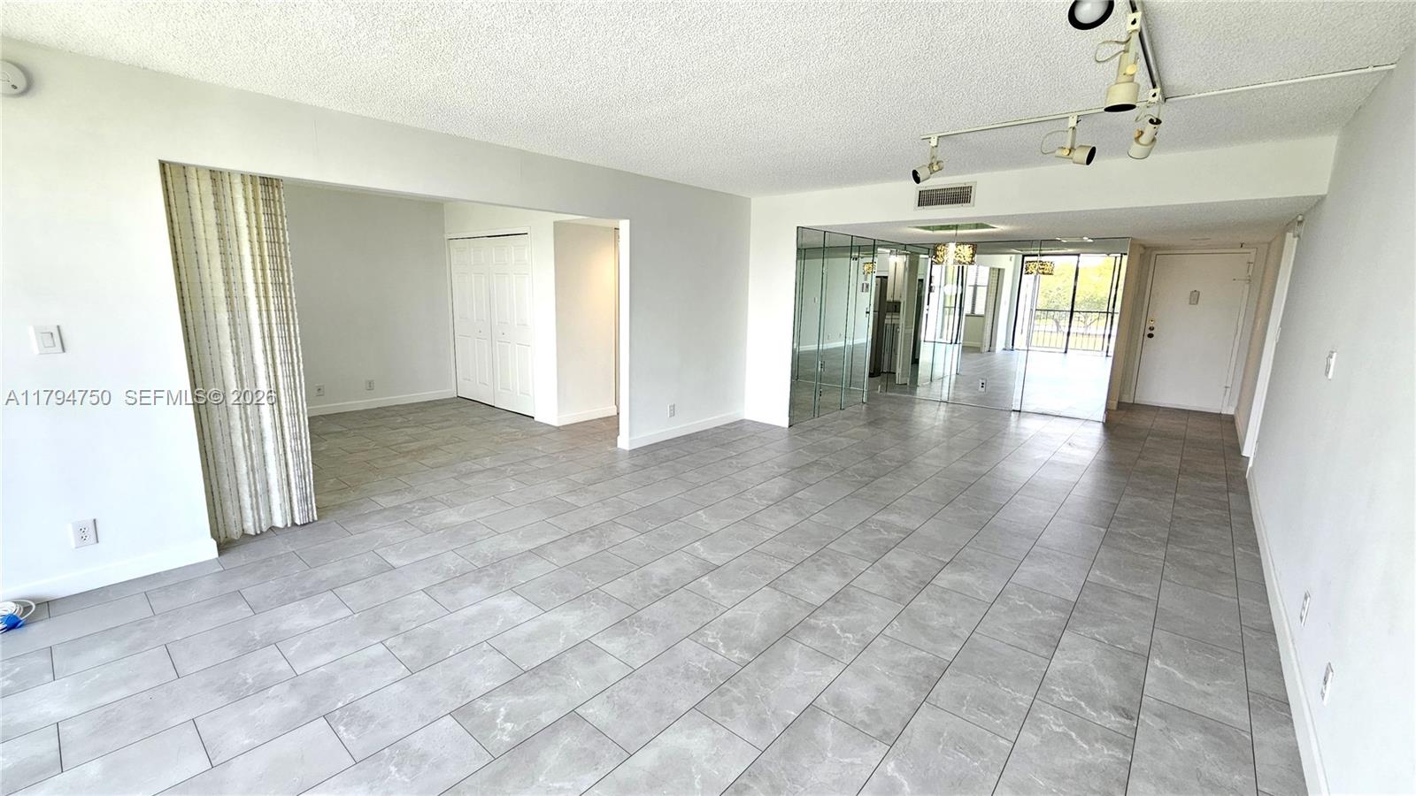COUNTRY CLUB APTS AT - Residential