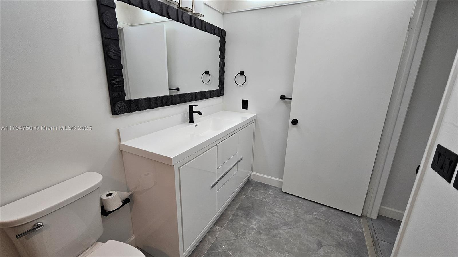 COUNTRY CLUB APTS AT - Residential