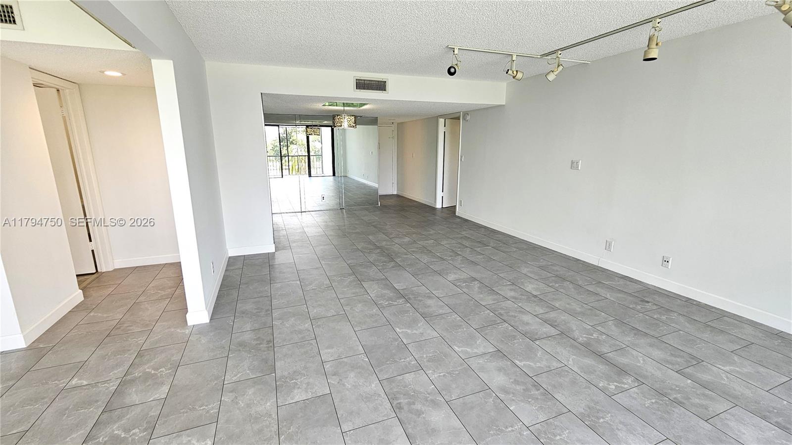COUNTRY CLUB APTS AT - Residential