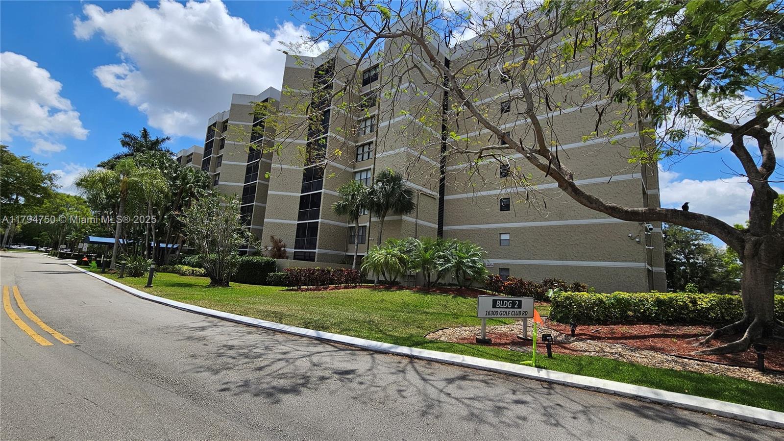 COUNTRY CLUB APTS AT - Residential