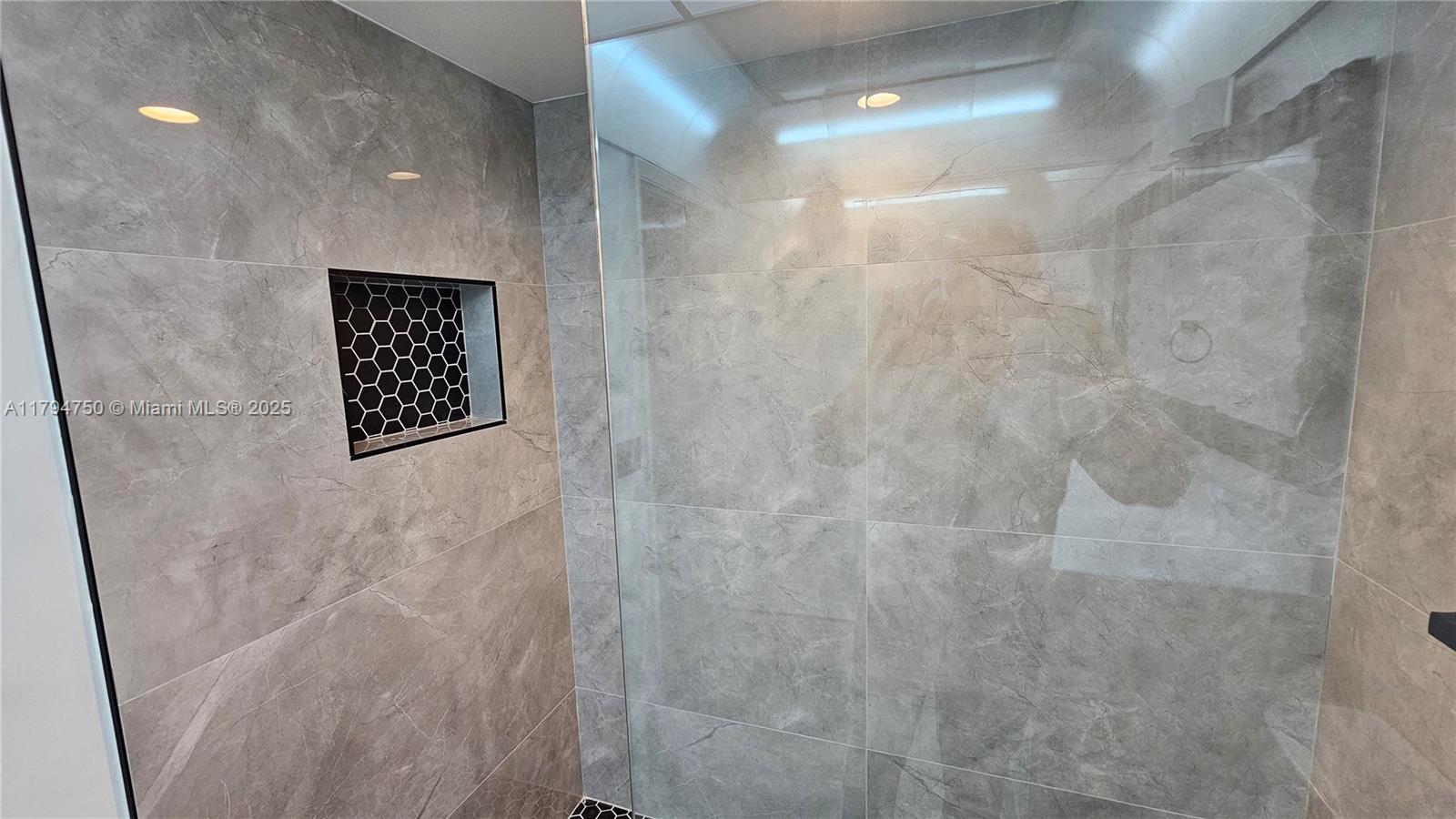 COUNTRY CLUB APTS AT - Residential