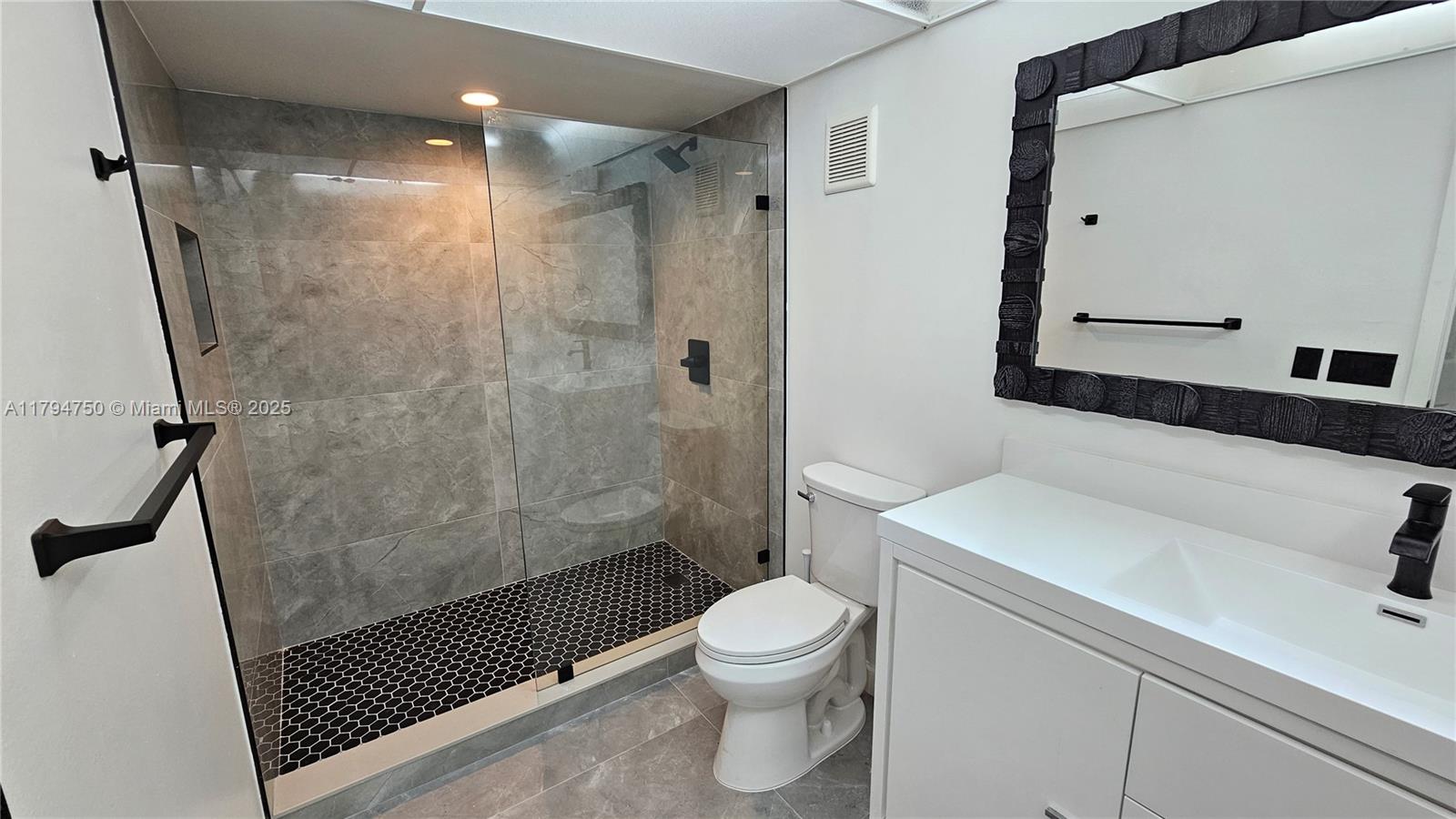 COUNTRY CLUB APTS AT - Residential