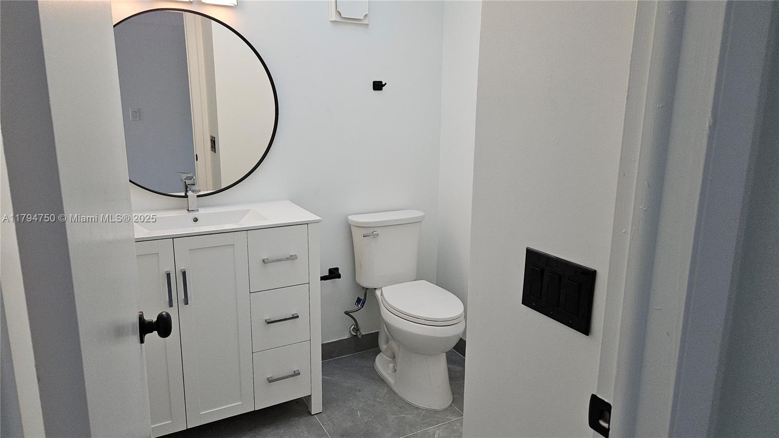 COUNTRY CLUB APTS AT - Residential