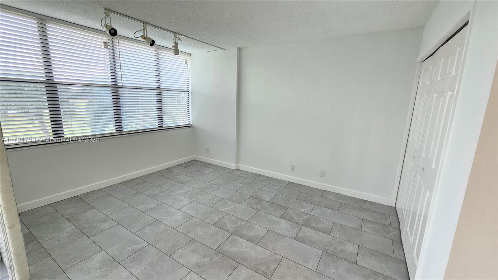 COUNTRY CLUB APTS AT - Residential