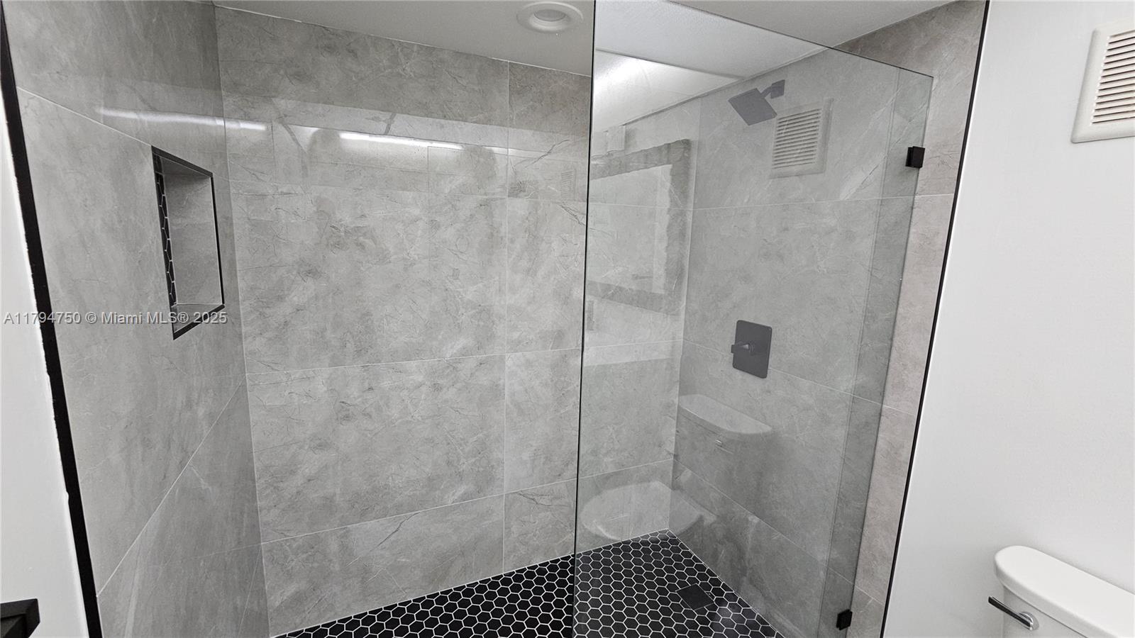 COUNTRY CLUB APTS AT - Residential