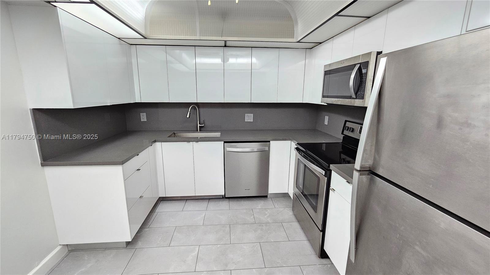 COUNTRY CLUB APTS AT - Residential