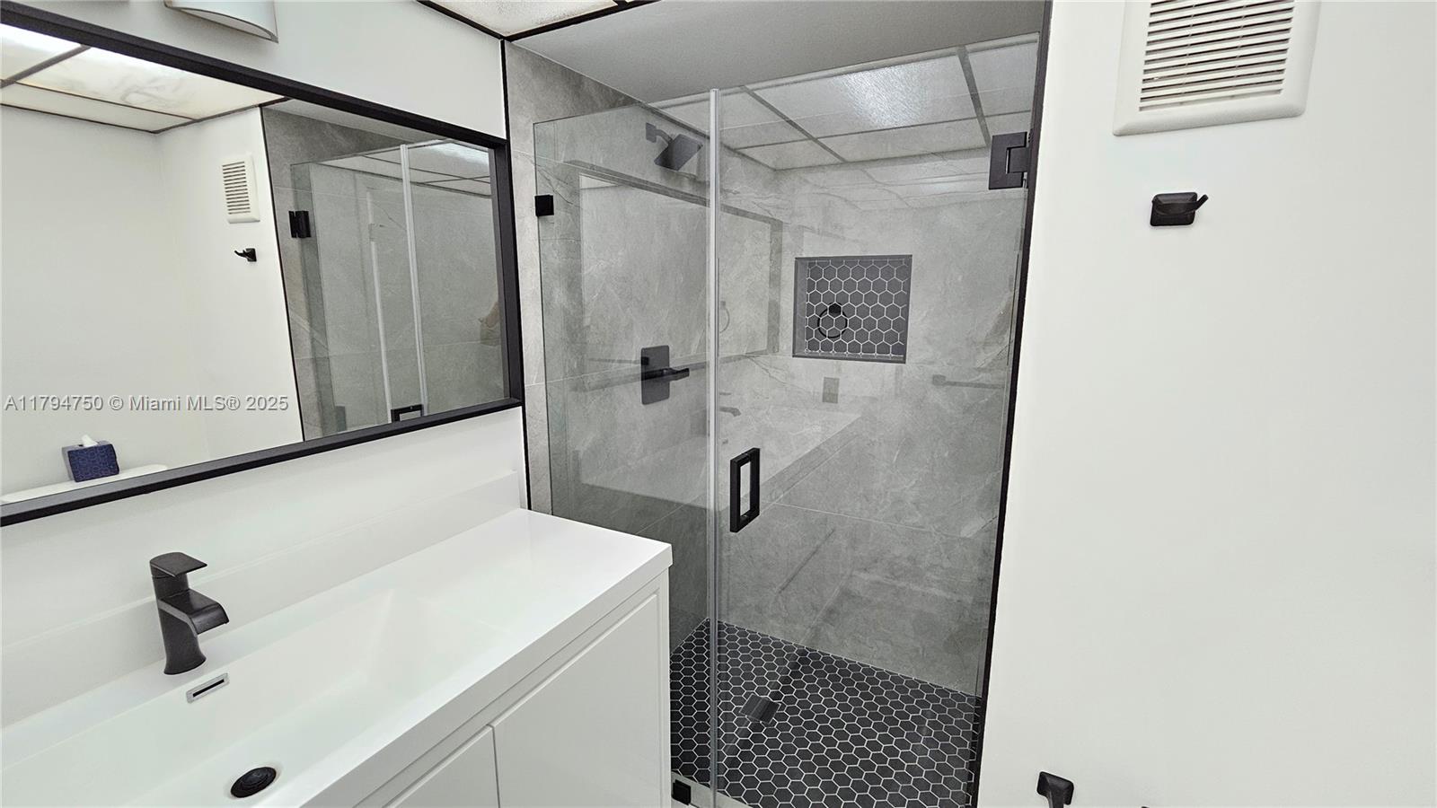 COUNTRY CLUB APTS AT - Residential