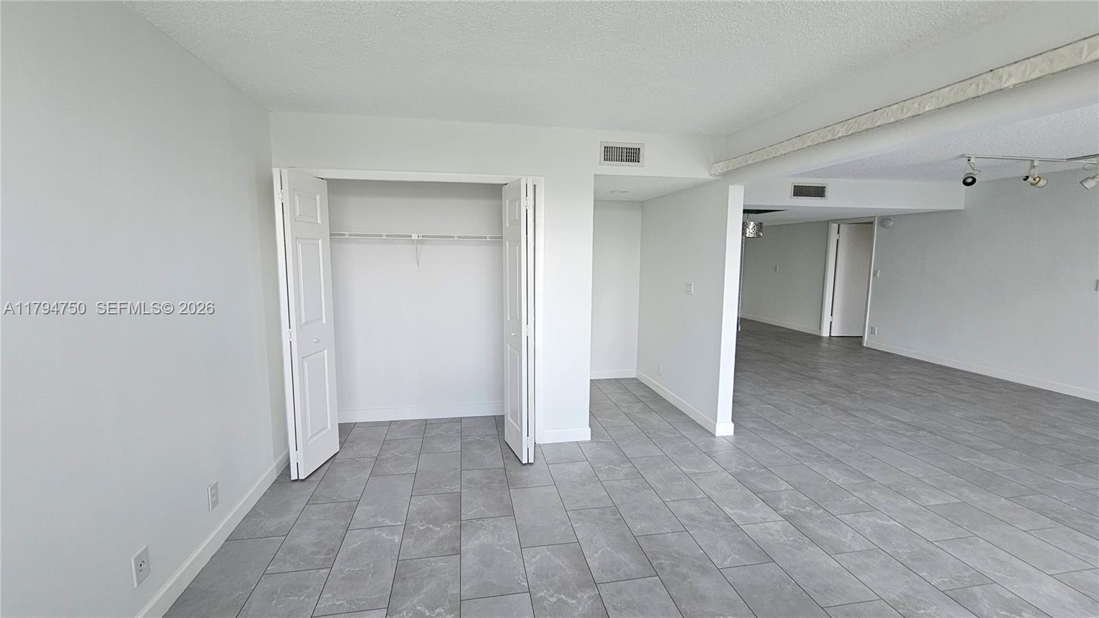 COUNTRY CLUB APTS AT - Residential