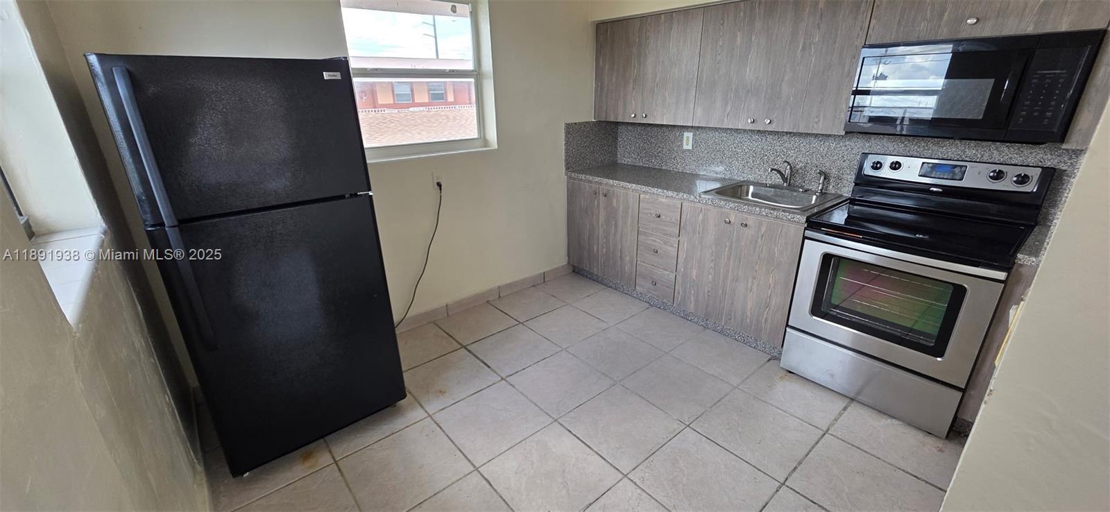 PHILLIPSONS ADDN TO HIALE - Residential Lease