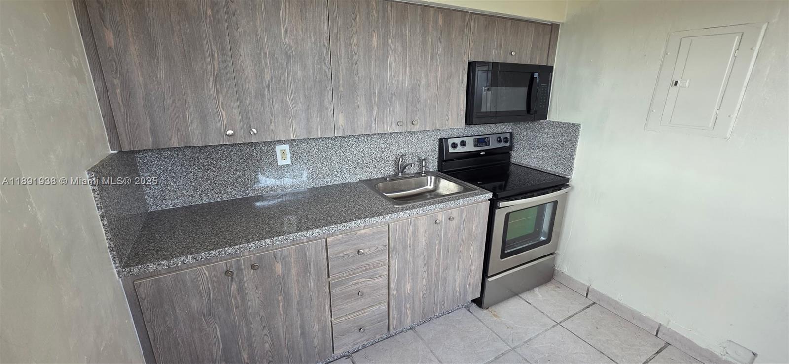 PHILLIPSONS ADDN TO HIALE - Residential Lease