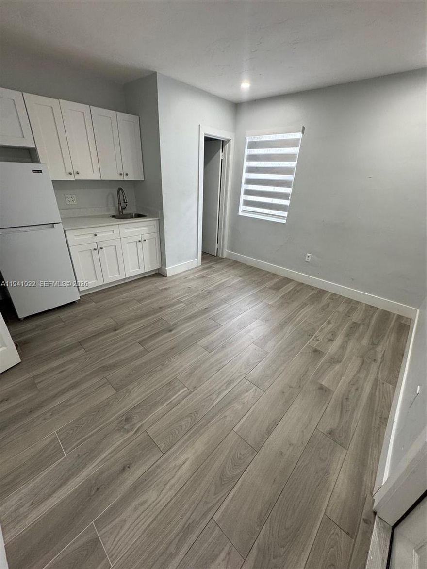 Charming efficiency with private entrance, ideal for one occupant. Centrally located in the heart of Westchester with convenient access to major roadways, shopping, dining, and public transportation. Perfect for those seeking comfort, privacy, and a prime location
