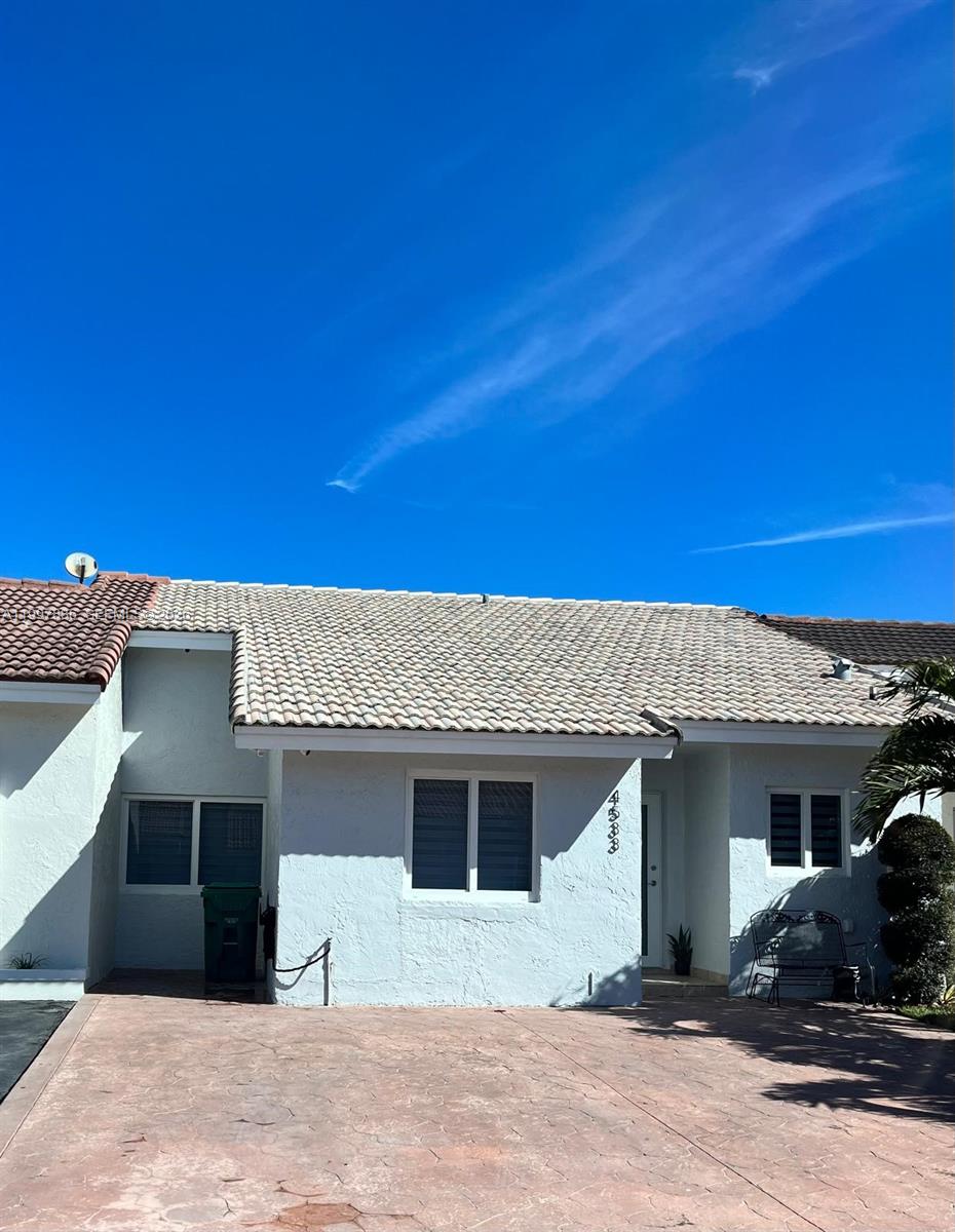 BIRD LAKES TOWNHOUSE SEC - Residential Lease