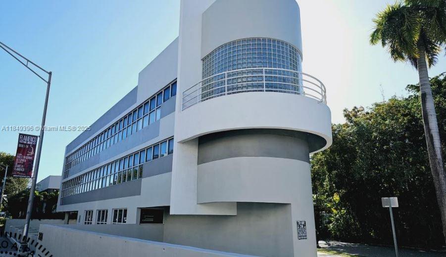 2424 S Dixie Hwy, Miami, FL, 33133/$5,100,000 1 2424 S Dixie Hwy