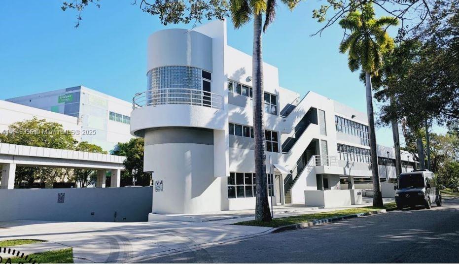 2424 S Dixie Hwy, Miami, FL, 33133/$5,100,000 3 2424 S Dixie Hwy