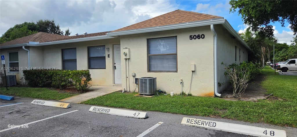 Photo of 5060 Sanctuary Way #E, West Palm Beach, FL 33417 (MLS # A12062920)