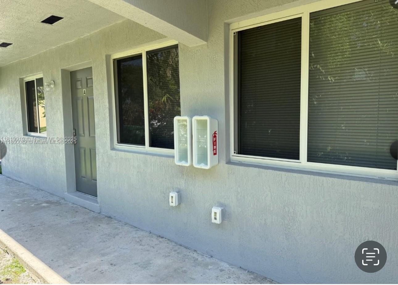 Renovated: 1 bedroom unit, new appliances, impact windows, just painted. Centrally located, great schools.
Easy to show. Section 8 voucher approved and Homestead voucher.