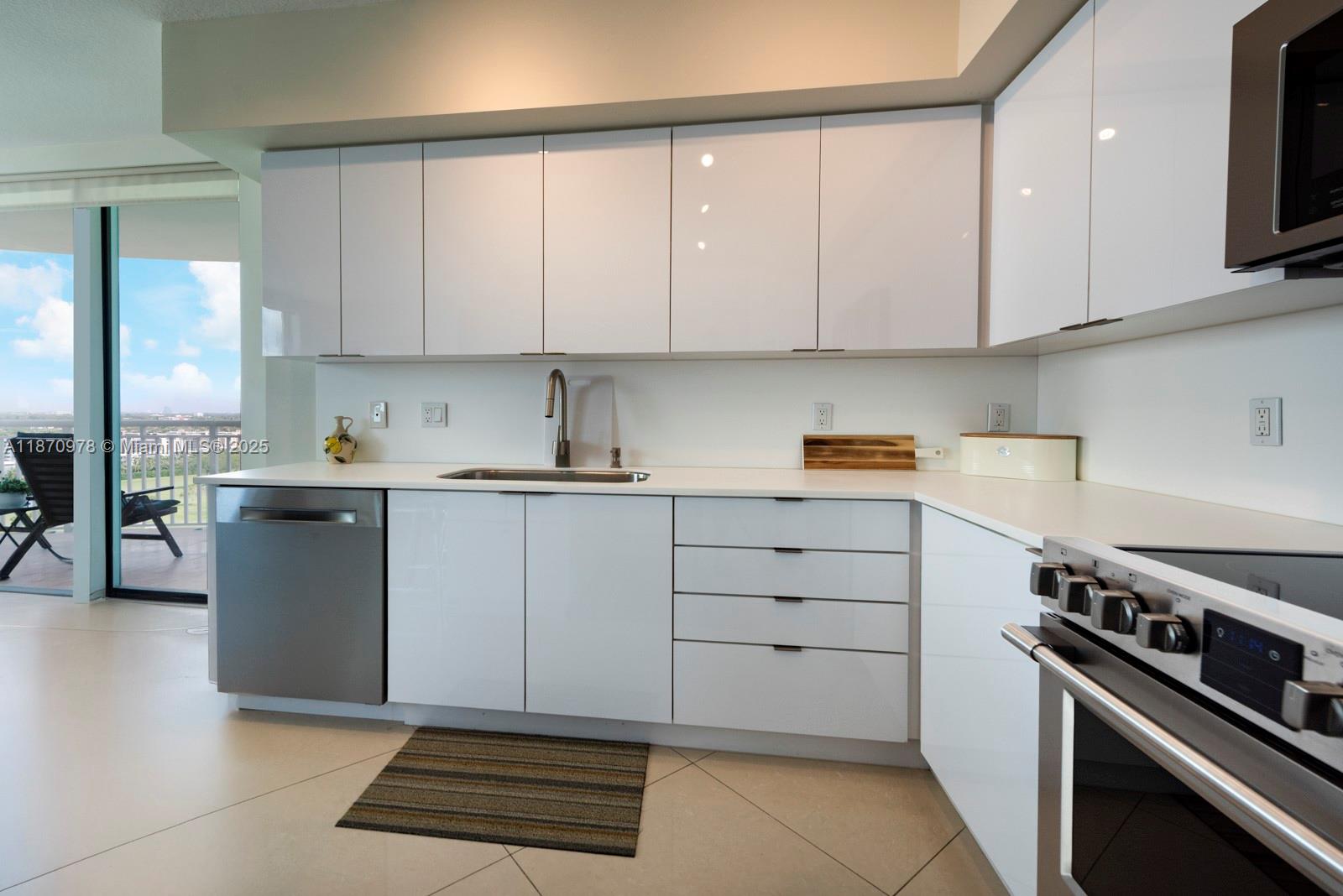 DUO CONDOMINIUM EAST - Residential