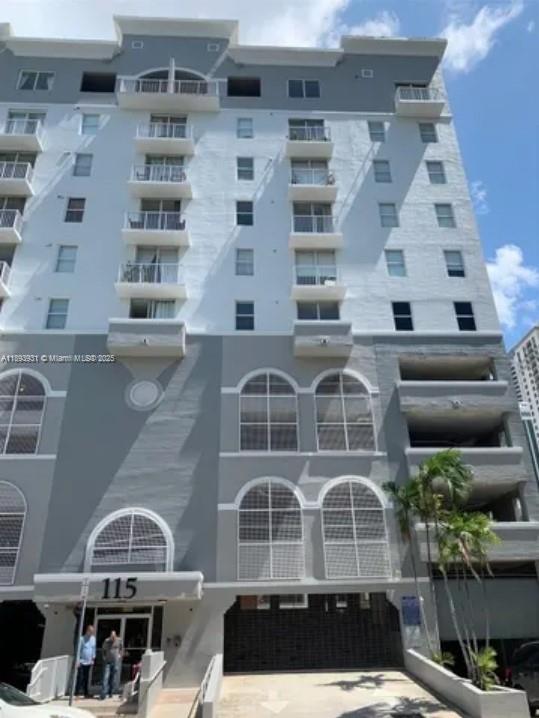 Welcome to Parkview at Brickell Condo Tower! Ideally situated in the heart of Brickell, this residence offers unbeatable convenience—just minutes from markets, top-rated restaurants, cafés, and shopping. Enjoy easy access via car, bike, walk, or the People Mover to explore Downtown Miami, Coconut Grove, Coral Gables, Key Biscayne, and all nearby UM campuses including FIU and MIA.
Available for annual lease only.
Currently tenant-occupied until end of October 2025.
Please use ShowingTime to schedule appointments and follow up via text or call for additional details.
