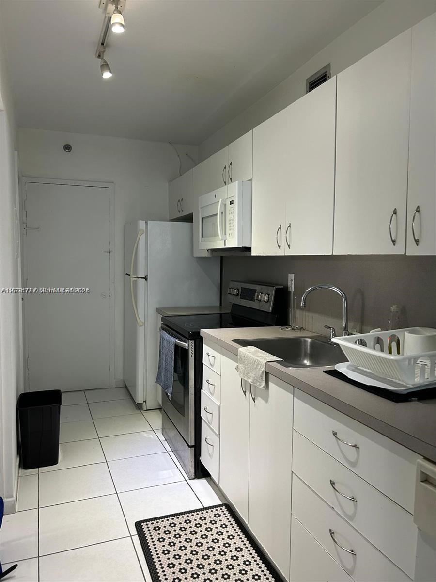 THE DECOPLAGE CONDO - Residential Lease