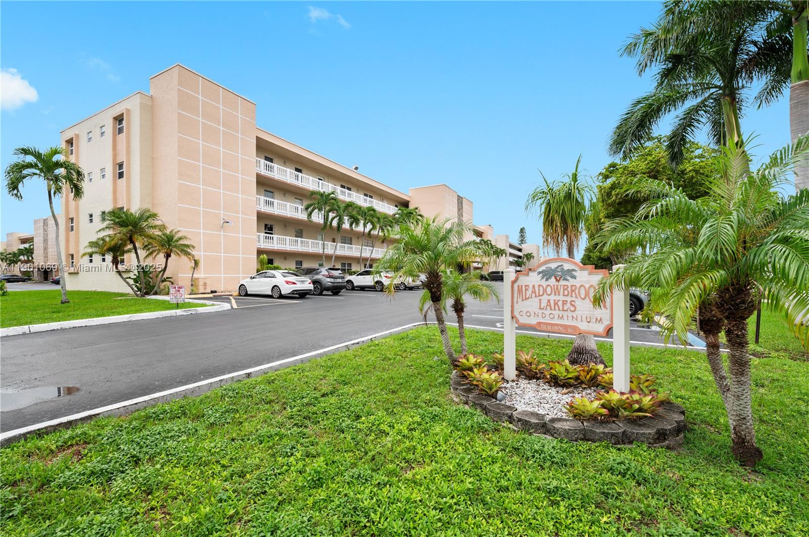 MEADOWBROOK LAKES CONDO - Residential