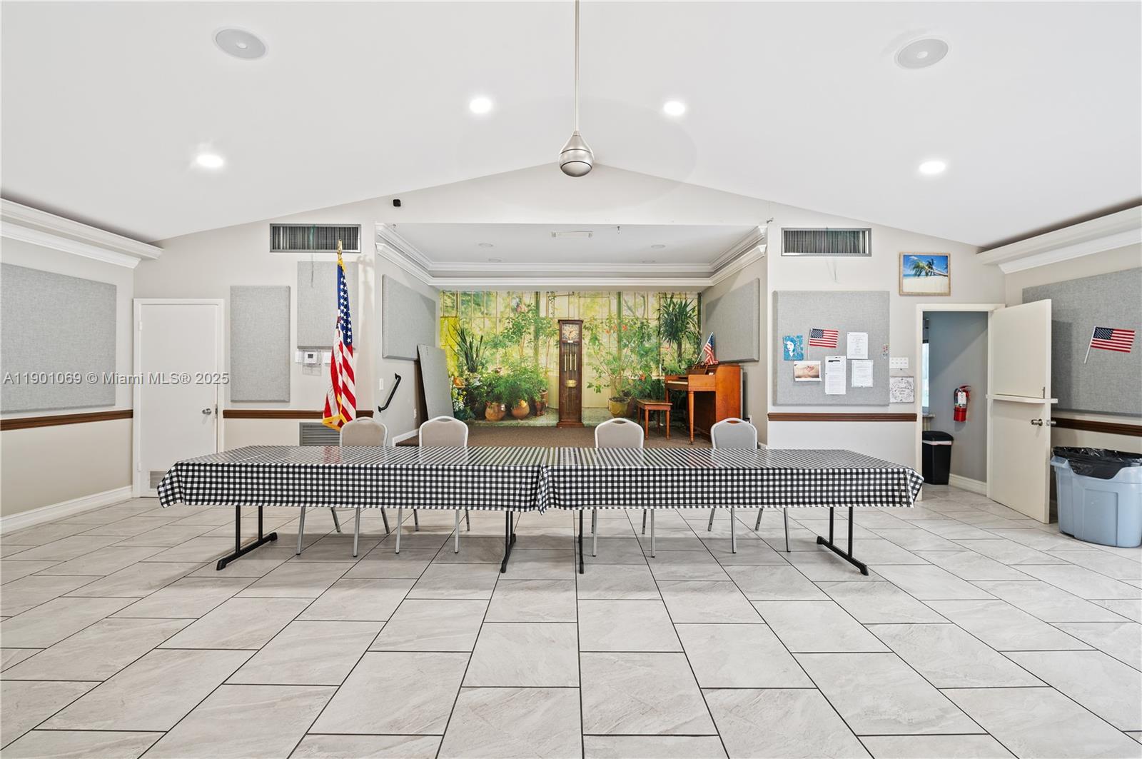 MEADOWBROOK LAKES CONDO - Residential