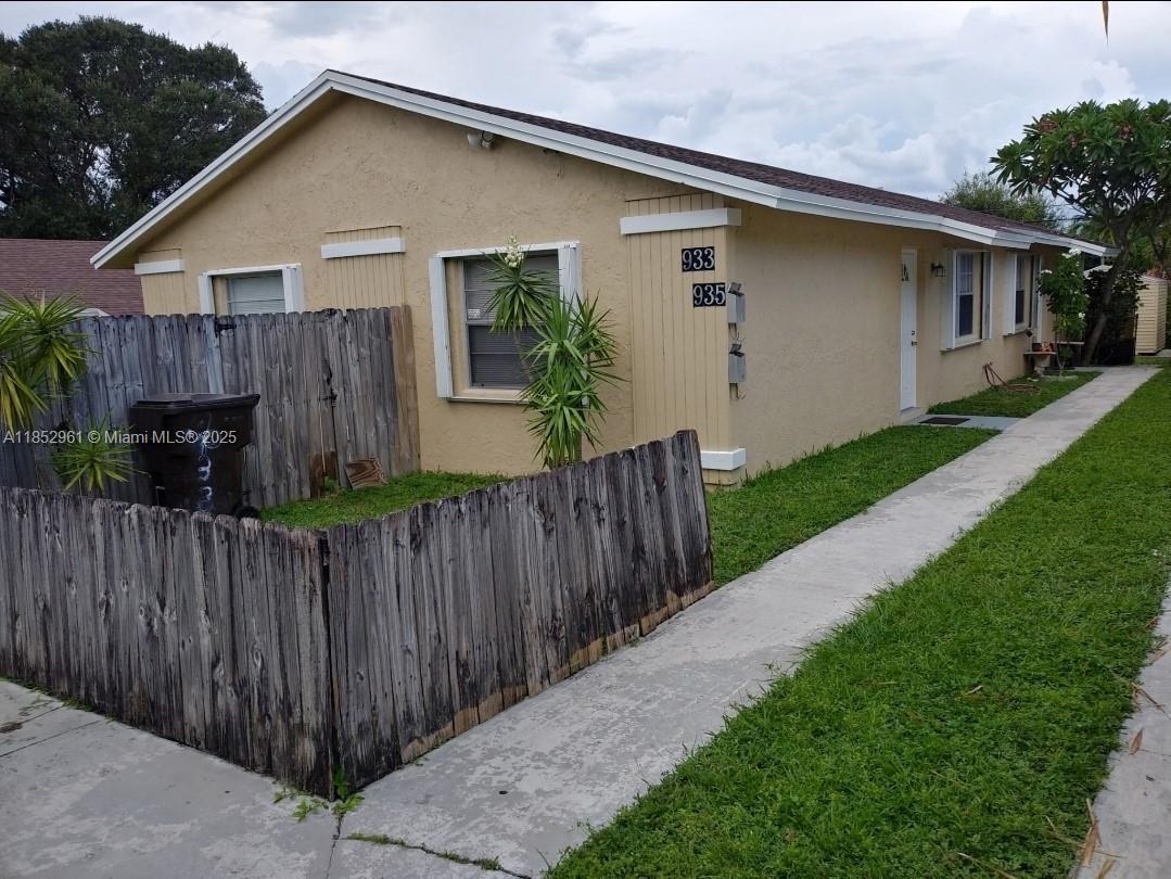 Beautiful duplex Close to shopping areas and Dreher park. Great property in great location!
It is a lovely home with a nice kitchen, central A/C, washer and dryer and private fenced yard. It is a must see and you will absolutely want to make this house your home!!!