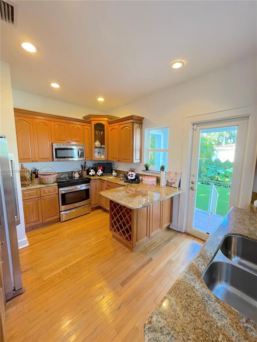 1502 Tunis St