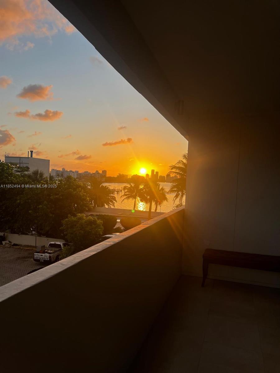 ?? Live in Paradise – 1BR Apartment for Rent in North Bay Village (Treasure Island) ??
Remodeled unit with ceramic floors, new A/C, and new fridge. Enjoy spectacular sunrises and sunsets from your private balcony!
? Partially furnished
? Reserved parking included
? Safe, quiet island living – minutes from Miami Beach
?? Don’t miss this rare opportunity to live by the water in one of Miami’s hidden gems!
?? Contact us now to schedule a tour