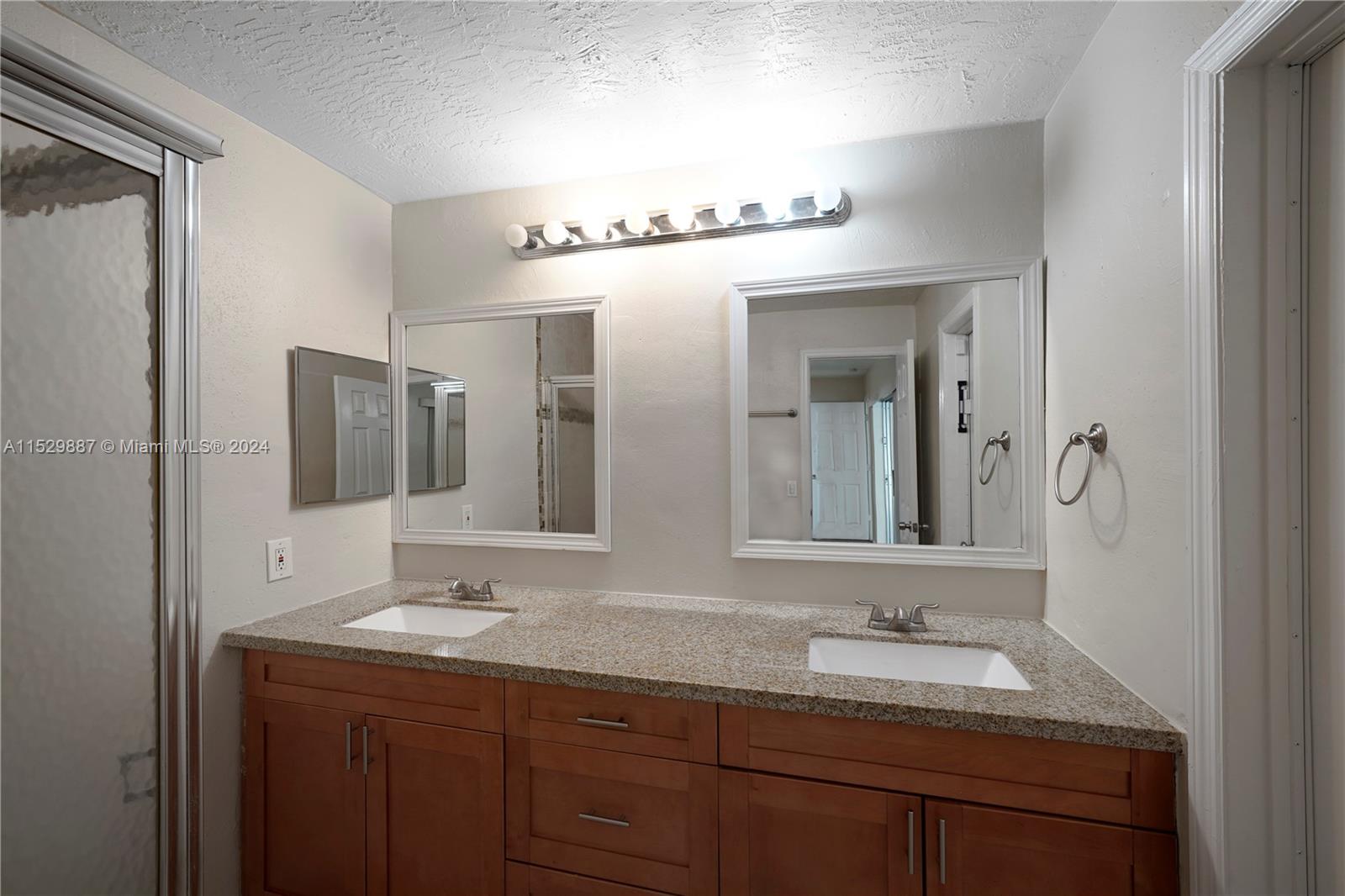 SUNRISE GOLF VILLAGE SEC - Residential Lease