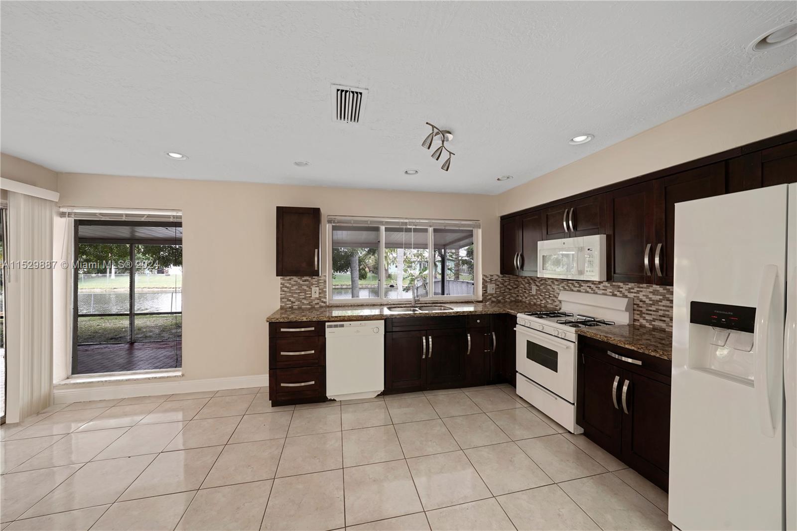 SUNRISE GOLF VILLAGE SEC - Residential Lease