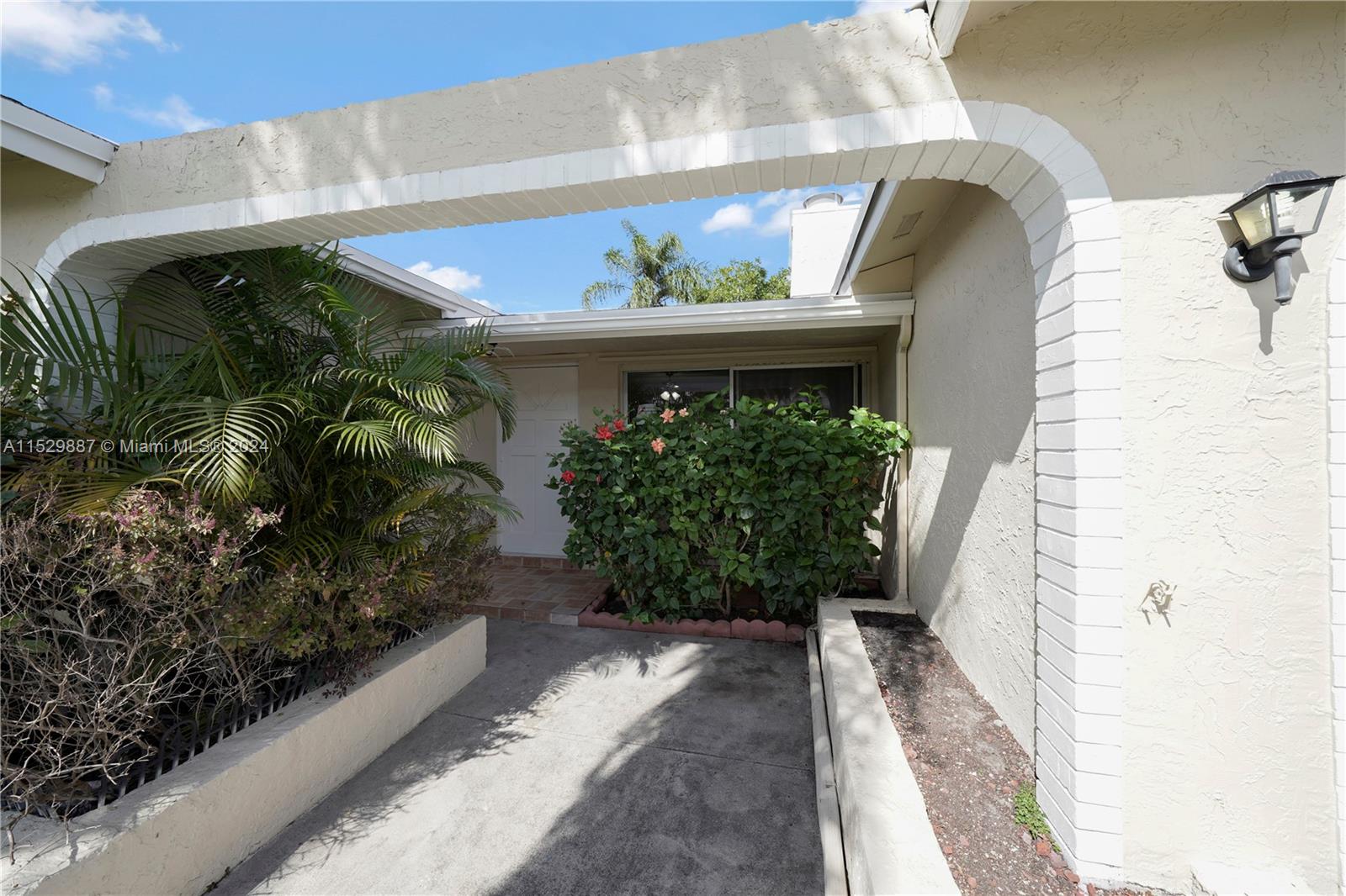 SUNRISE GOLF VILLAGE SEC - Residential Lease