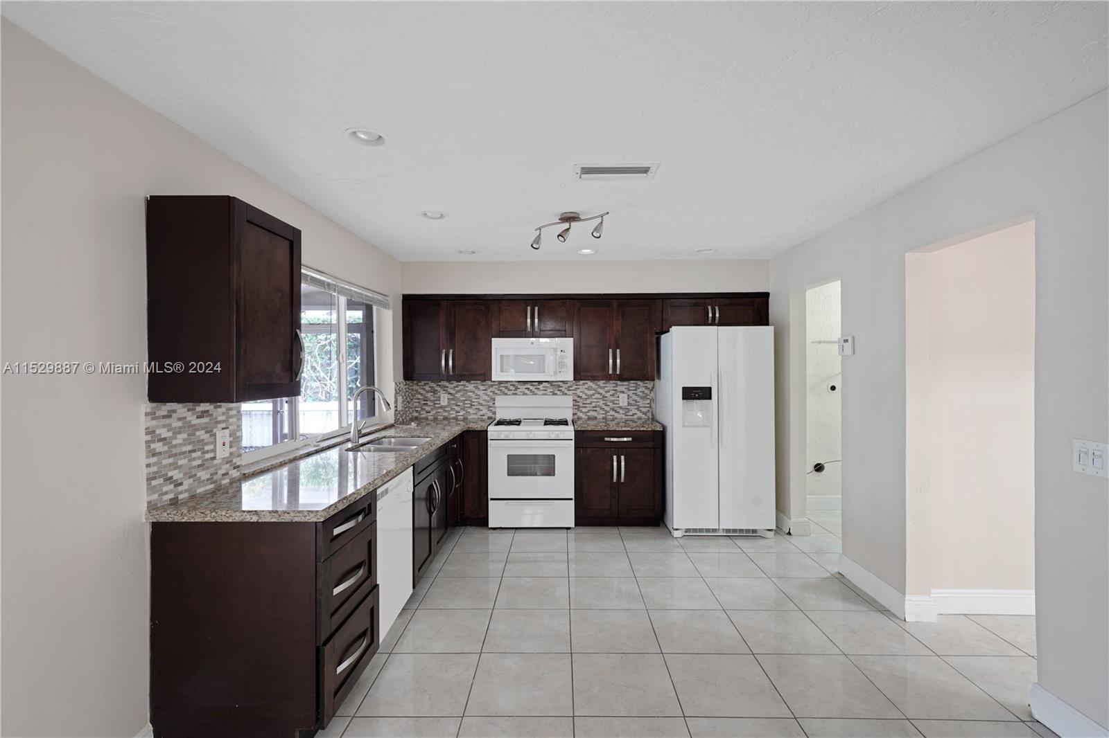 SUNRISE GOLF VILLAGE SEC - Residential Lease