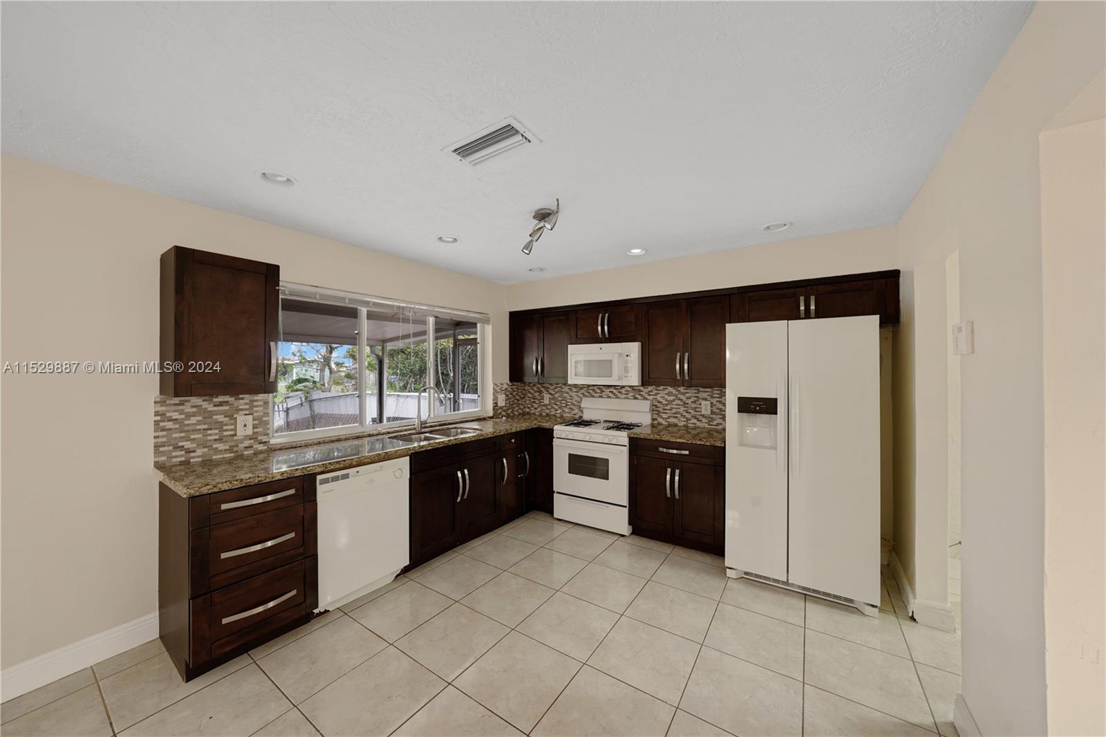 SUNRISE GOLF VILLAGE SEC - Residential Lease