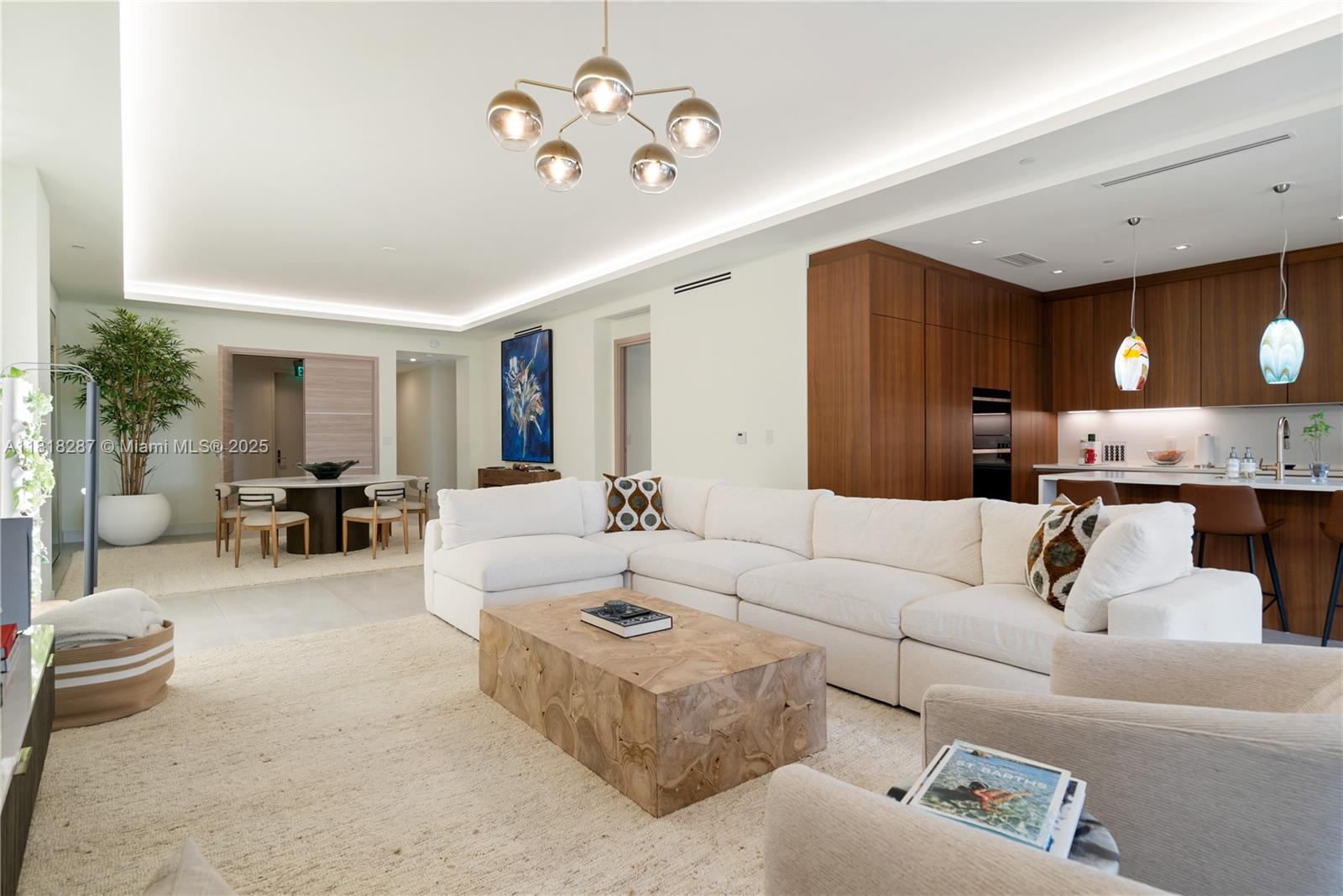 515 Valencia Ave 203