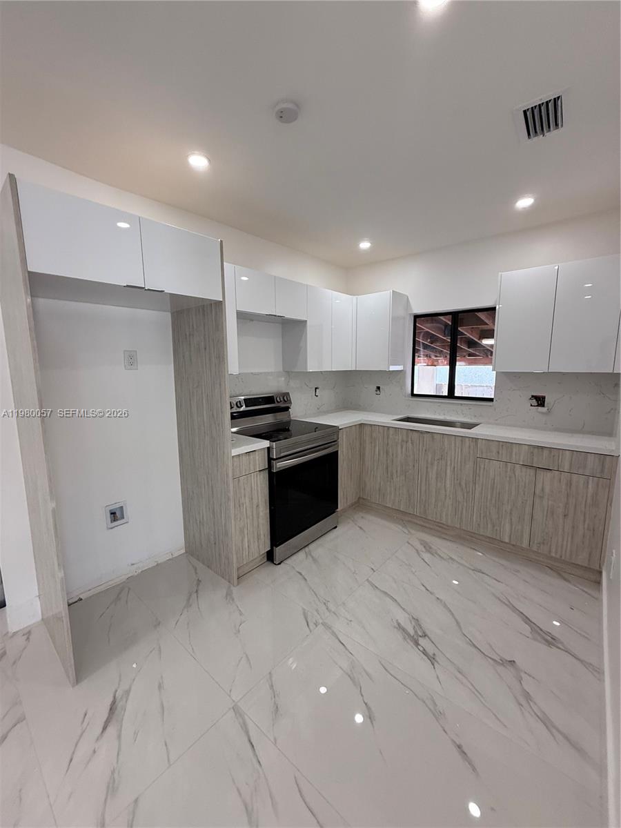 BRADLEY MANOR - Residential