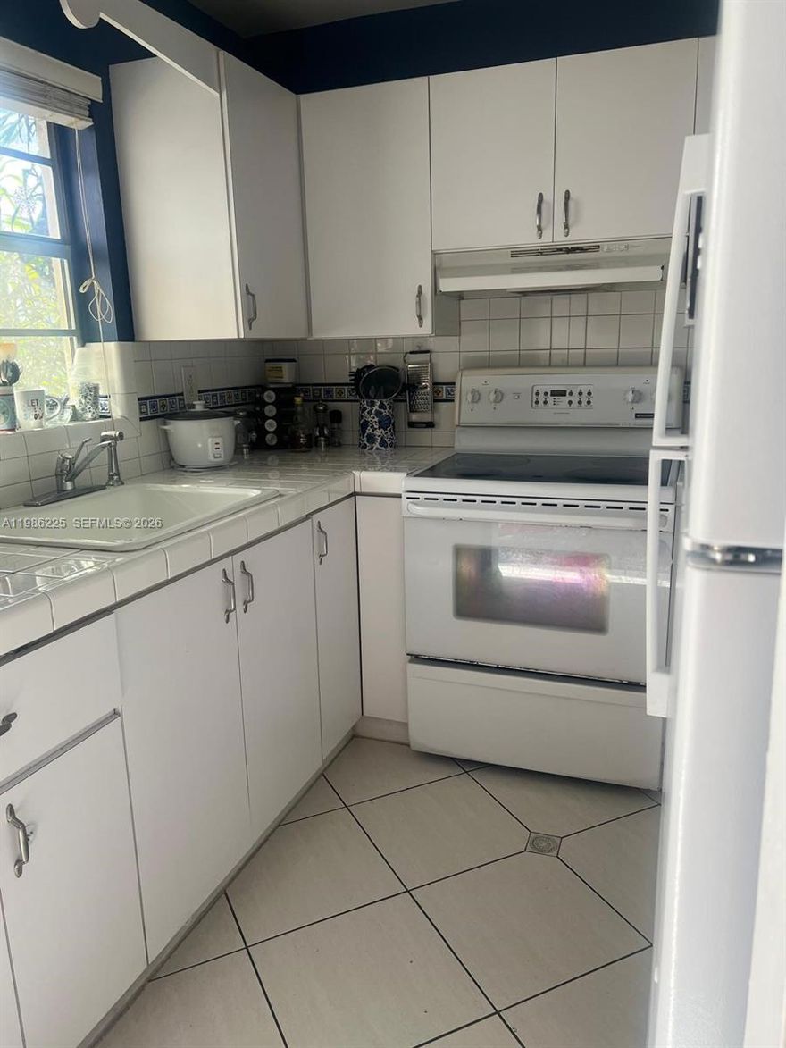Excellent investment opportunity! Spacious 2-bedroom, 1-bathroom unit, currently rented. Conveniently located near shopping, dining, and major highways. Ideal for investors seeking immediate cash flow.