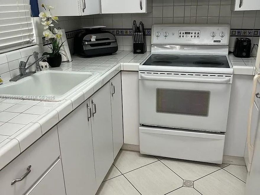 Excellent investment opportunity! Spacious 2-bedroom, 1-bathroom unit, currently rented. Conveniently located near shopping, dining, and major highways. Ideal for investors seeking immediate cash flow.