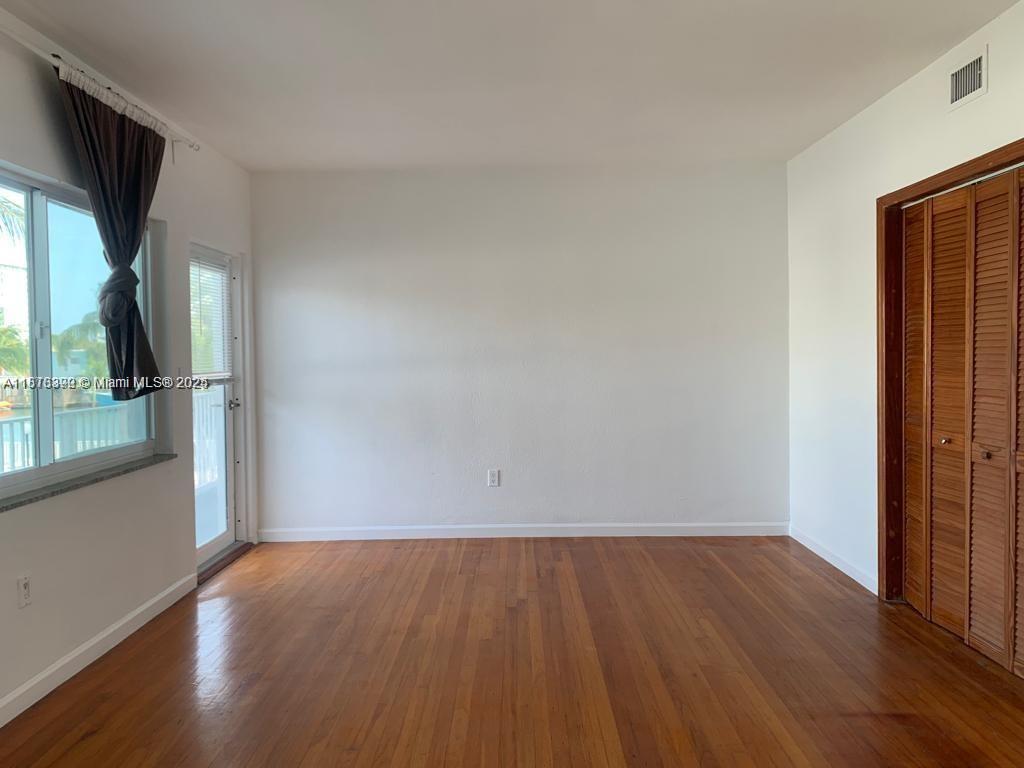 This charming 1-bedroom, 1-bath apartment in Miami Beach offers stunning views of Biscayne Bay. With its prime
location surrounded by water, it provides a serene and tranquil living experience. The spacious layout and
proximity to vibrant Miami Beach life make this the perfect spot for those seeking both relaxation and convenience.
Don’t miss the opportunity to enjoy the best of waterfront living!
