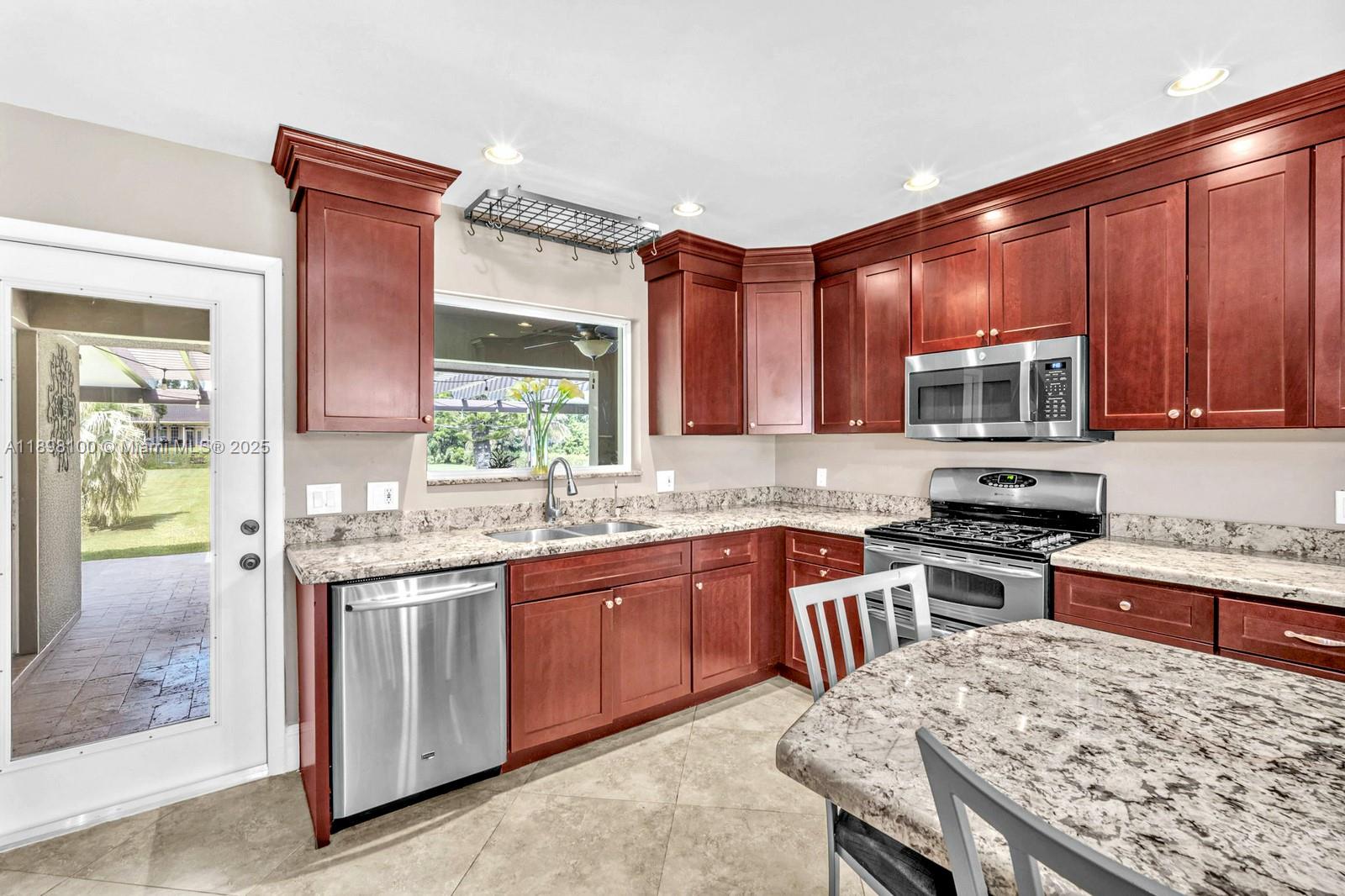 FLA FRUIT LANDS - Residential